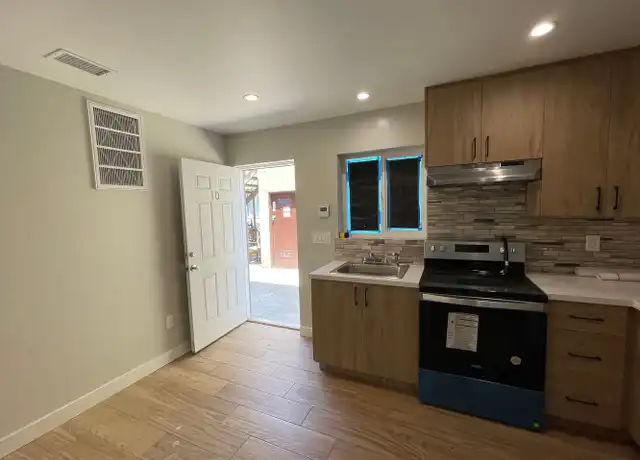Property at 11730 S Vermont Ave Unit 10, Los Angeles, CA, 90044, 2 beds, 1 bath, [object Object]
