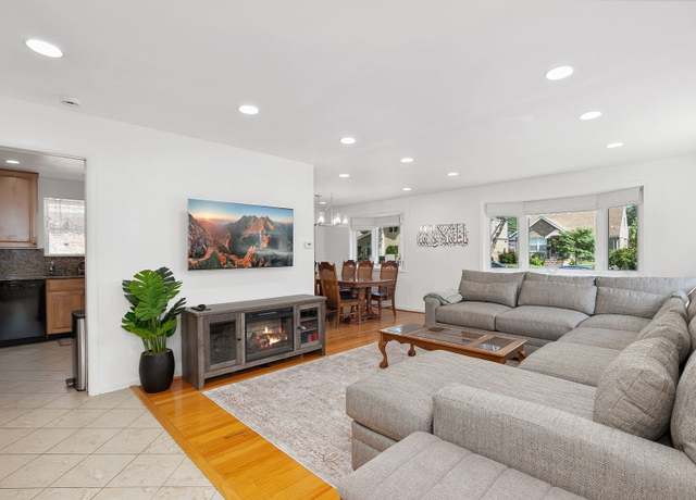 Photo of 3821 W Jarvis Ave, Lincolnwood, IL 60712