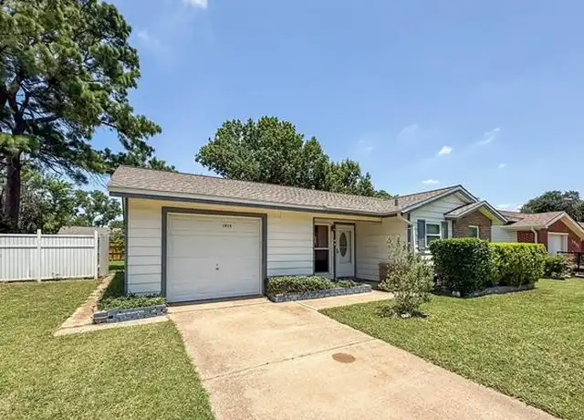 Property at 1915 Ridgewood St, Irving, TX, 75062, 3 beds, 1 bath, [object Object]