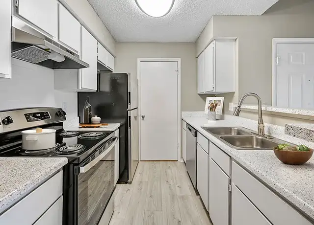 Photo of 7575 S Westmoreland Rd, Dallas, TX 75237