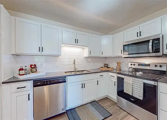 Photo of 200 Nathan Ln N, Plymouth, MN 55441