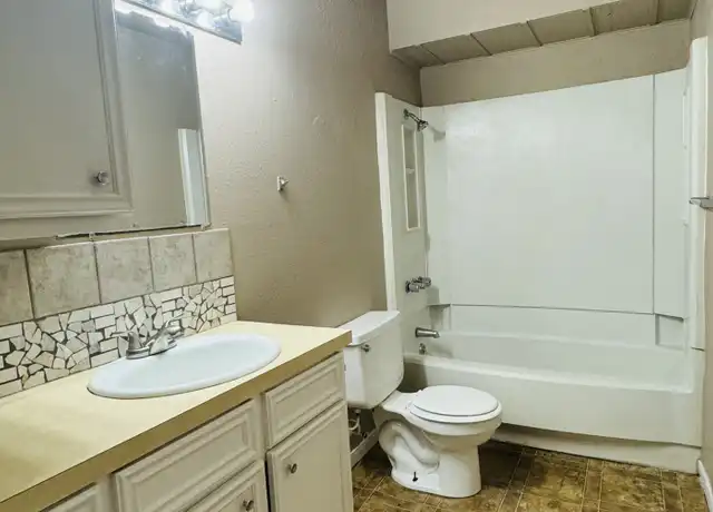 Property at 101 1st Ave Unit 5, Nederland, TX, 77627, 2 beds, 2 baths, [object Object]