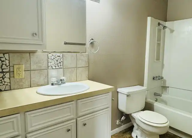 Property at 101 1st Ave Unit 5, Nederland, TX, 77627, 2 beds, 2 baths, [object Object]