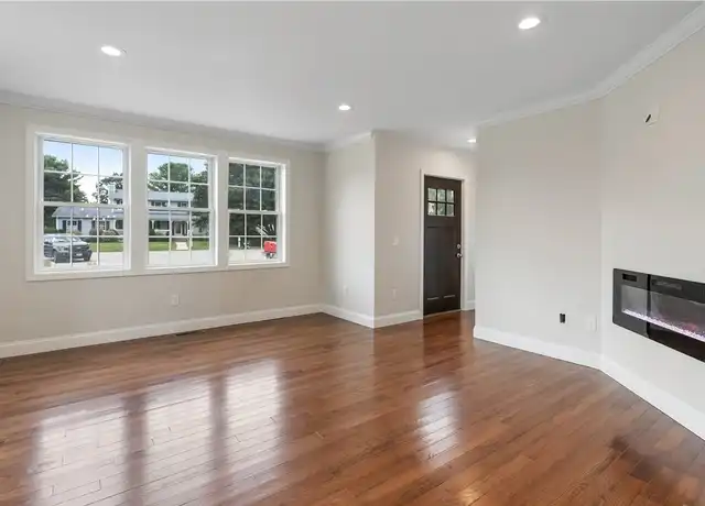 Property at 8 Sea Breeze Ter, Warwick, RI, 02886, 3 beds, 2.5 baths, [object Object]