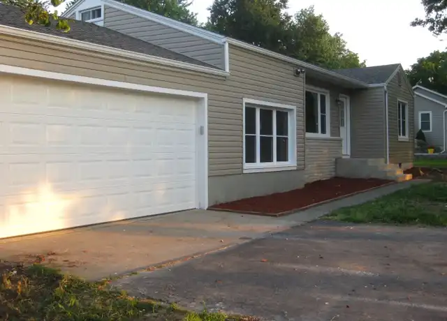 Property at 1806 S Lake Shore Ave, Springfield, MO, 65807, 4 beds, 2 baths, [object Object]