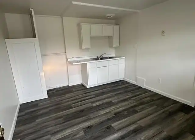 Property at 2223 N Water Street Ext, Uhrichsville, OH, 44683, 1 bed, 1 bath, [object Object]