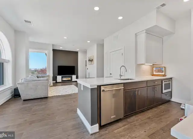 Property at 635 Slaters Ln #405, Alexandria, VA, 22314, 1 bed, 1 bath, [object Object]