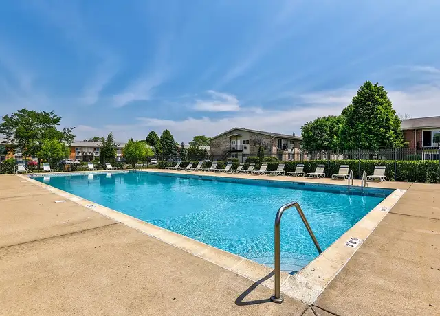 Photo of 9030 Kennedy Dr, Des Plaines, IL 60016