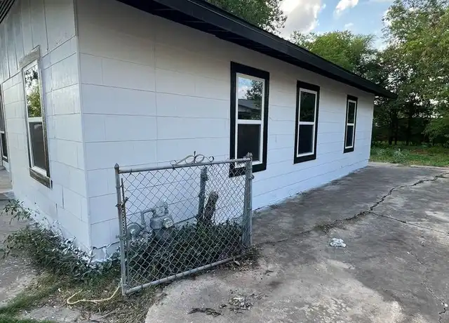 Property at 415 W Hutchins Pl, San Antonio, TX, 78221, 3 beds, 1 bath, [object Object]
