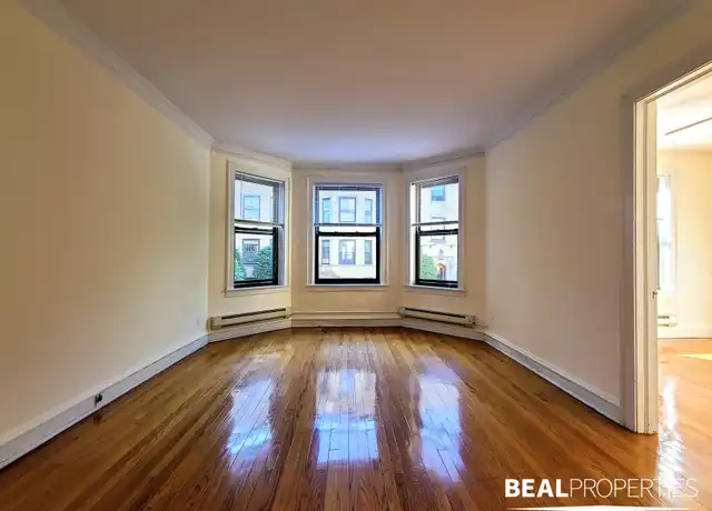 Property at 1121 W Oakdale Ave Unit 2B (2), Chicago, IL, 60657, 2 beds, 1 bath, [object Object]