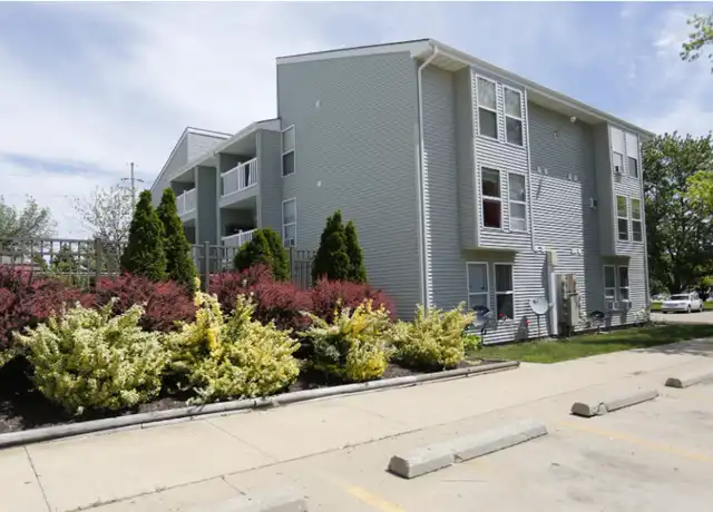 Property at 2401 High View Ct, Champaign, IL, 61822, 2 beds, 1 bath, [object Object]