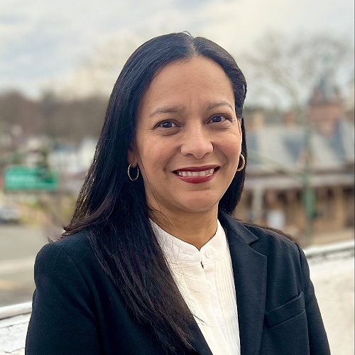Claudia Correa - Real Estate Agent
