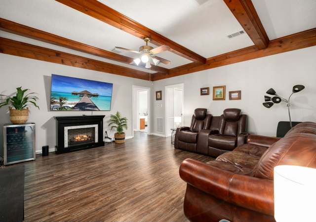 Property at 9 Bay Harbor Dr, La Porte, TX 77571, 3 beds, 2 baths