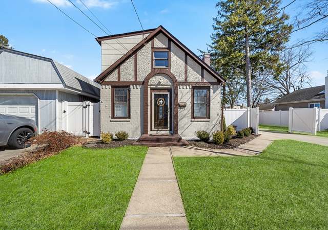 Property at 9 Westwood Ave, Deer Park, NY 11729, 3 beds, 2 baths