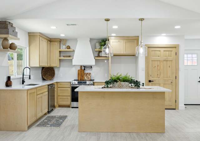 Property at 1017 Mountview Dr, Carrollton, TX 75006, 3 beds, 2 baths