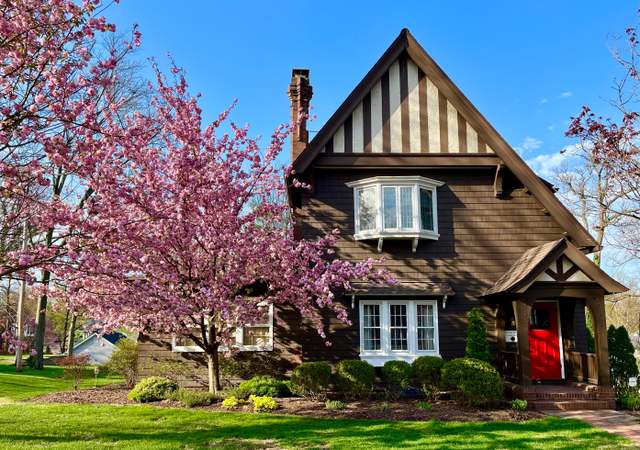 Property at 444 Algonquin Pl, Webster Groves, MO 63119, 3 beds, 2.5 baths