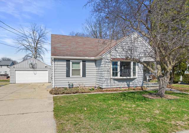 Property at 1802 S Ridge Rd, Green Bay, WI 54304, 4 beds, 3 baths