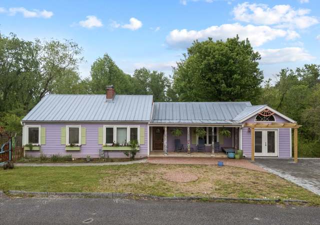 Property at 924 Judsen Ln, Hendersonville, NC 28739, 3 beds, 2.5 baths