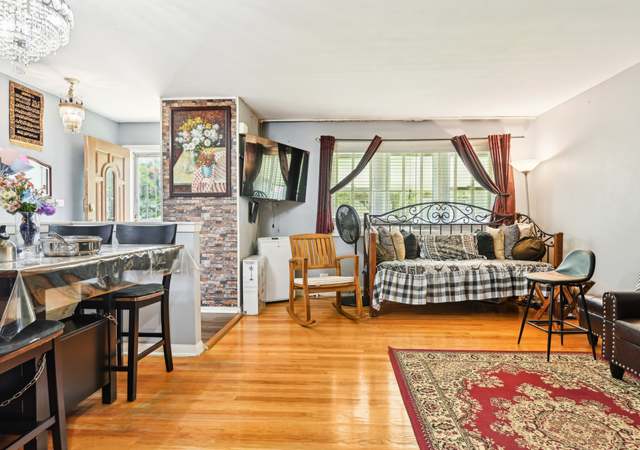 Property at 7303 N Campbell Ave Unit A, Chicago, IL 60645, 3 beds, 3 baths
