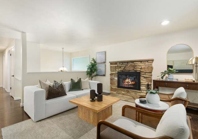 Photo of 14008 Roslyn Pl N, Seattle, WA 98133