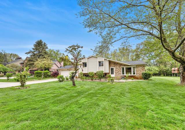 Property at 2900 Warner Dr, West Bloomfield, MI 48324, 3 beds, 2 baths