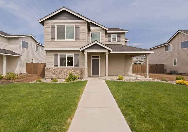 Property at 752 NW 27th St, Redmond, OR 97756, 4 beds, 2.5 baths