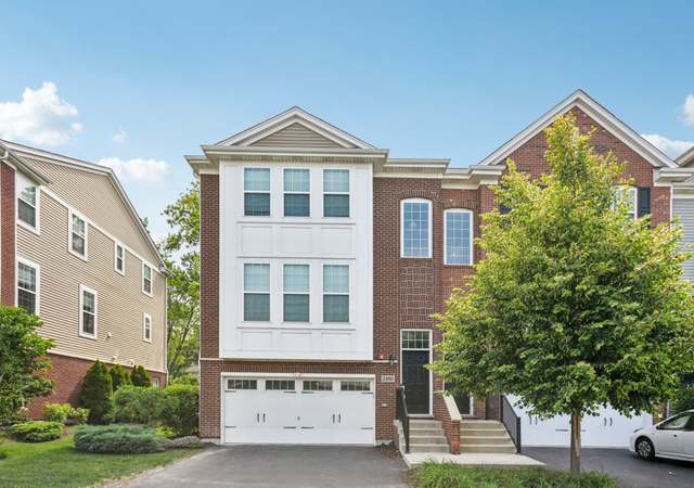 Property at 2490 Huntleigh Ln, Woodridge, IL 60517, 4 beds, 3.5 baths