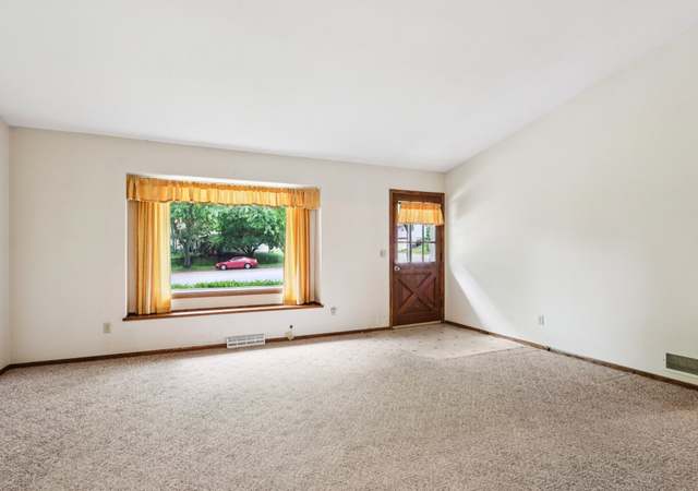 Photo of 605 Norwood Ct, Waukesha, WI 53188