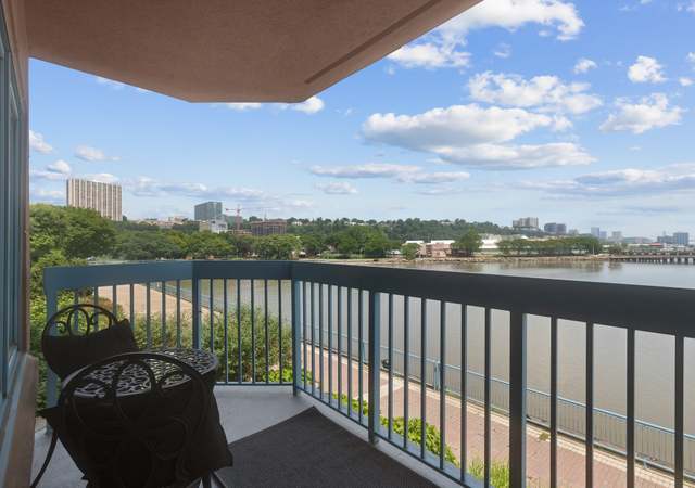 Photo of 207 Jefferson Ct, Edgewater, NJ 07020