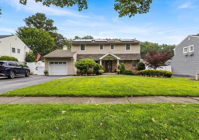 Property at 93 Boxwood Dr, Kings Park, NY 11754, 4 beds, 2.5 baths