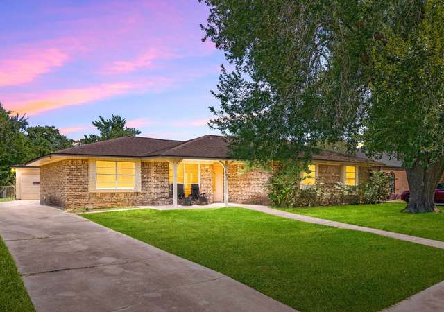 Property at 103 Spruce St, Lake Jackson, TX 77566, 3 beds, 2 baths