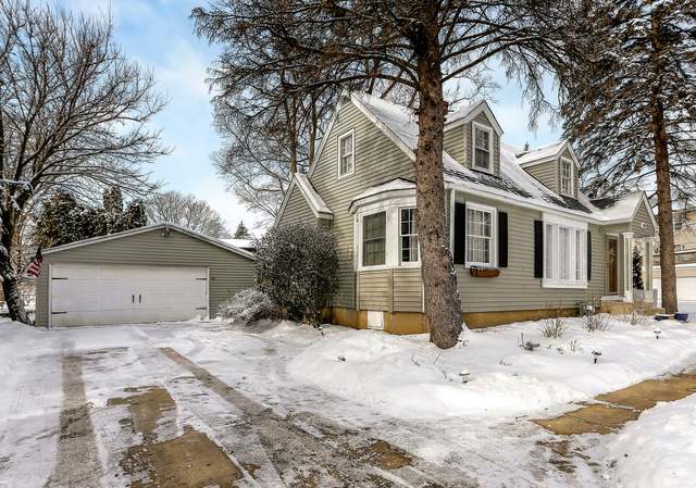 Photo of 40 S Pine St, Geneva, IL 60134