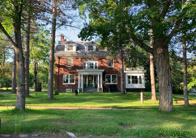 Property at 2328 Roslyn Ave, Duluth, MN 55803, 6 beds, 4.5 baths