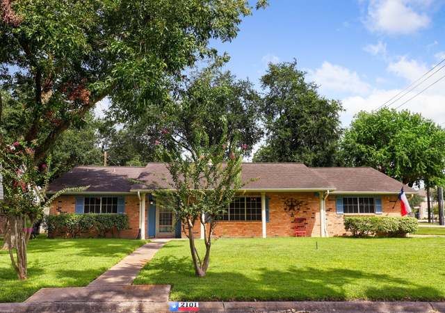 Photo of 2101 Briar Cir, Pearland, TX 77581