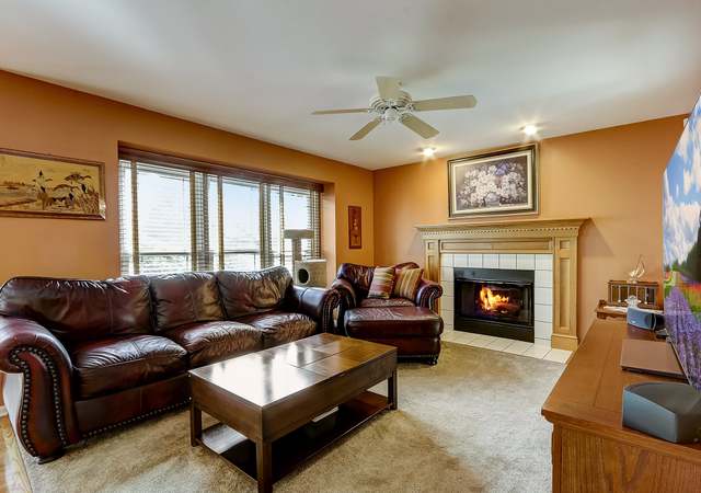 Photo of 806 Meadow Ln, North Aurora, IL 60542