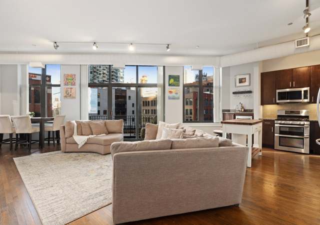 Photo of 333 W Hubbard St Unit 4L, Chicago, IL 60654