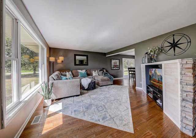 Photo of 7 Cherokee Rd, Oswego, IL 60543