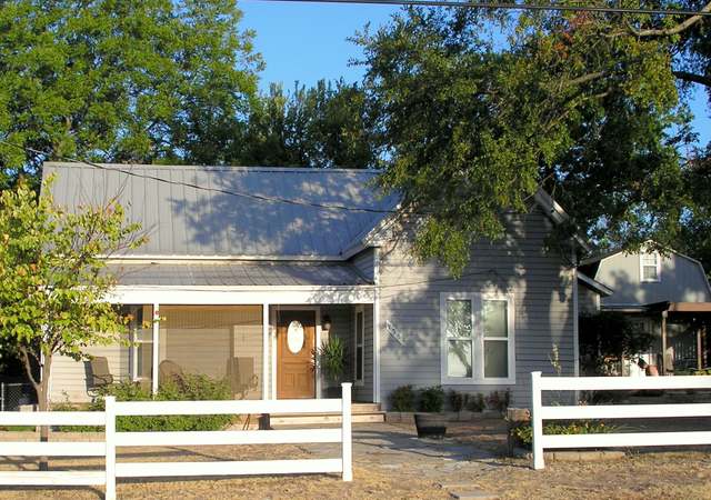 Photo of 735 N Crockett St, Granbury, TX 76048