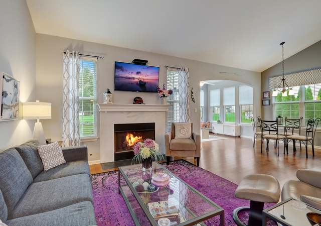 Photo of 1111 Heathrow Ln, Aurora, IL 60502