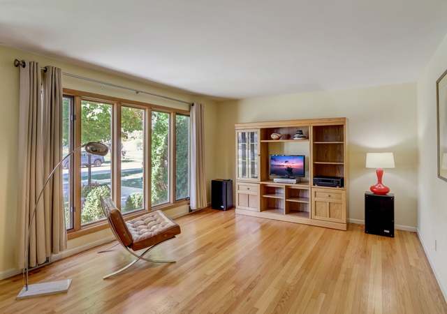 Photo of 519 N Pine St, Mount Prospect, IL 60056
