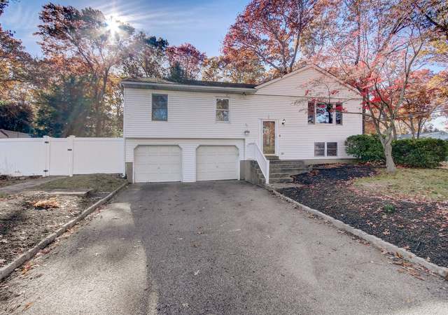 Photo of 2 Sandy Hollow Dr, Smithtown, NY 11787