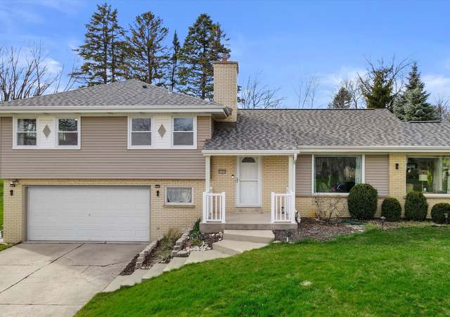 Photo of 3325 Mountain Dr, Brookfield, WI 53045