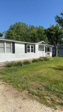 Property at 516 S 12th St, Bowling Green, MO 63334, 3 beds, 2 baths